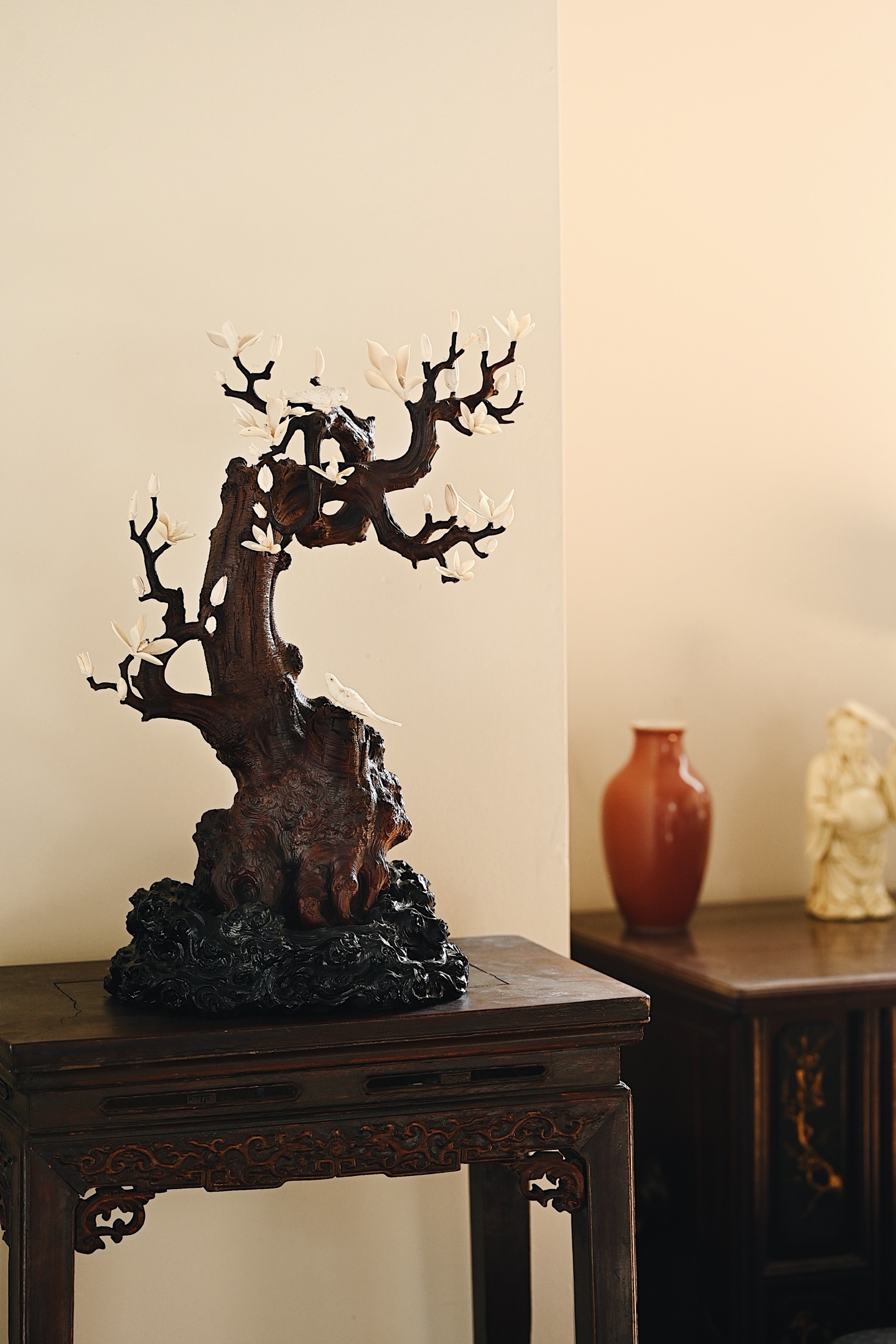 紫檀×猛犸×鹿角 | 玉兰 富贵满堂 摆件择料细腻，枝桠拼接形态优美，巧妙雕刻，