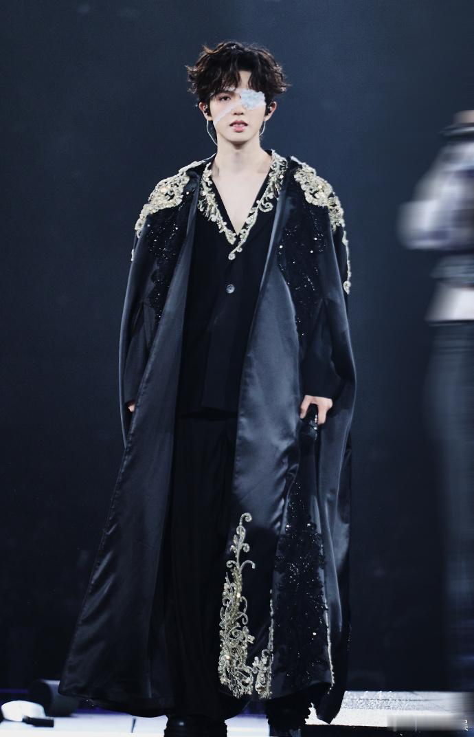 #李昊成都演唱会plog##李昊发文告别成都#李昊在成都的演唱会充满活力，plo