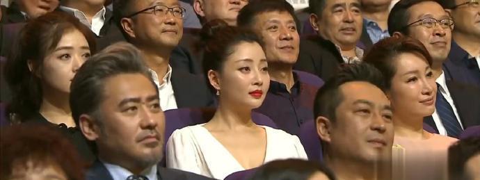 看来口红真的提升气色，这两张图中殷桃和刘涛都因为红唇而显得好像不在一个色 ​ ​