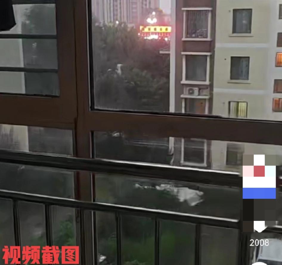 有女生阳台上晾衣服被吓。

这里女生被吓到不是什么恐怖东西，也不是有人故意为之，