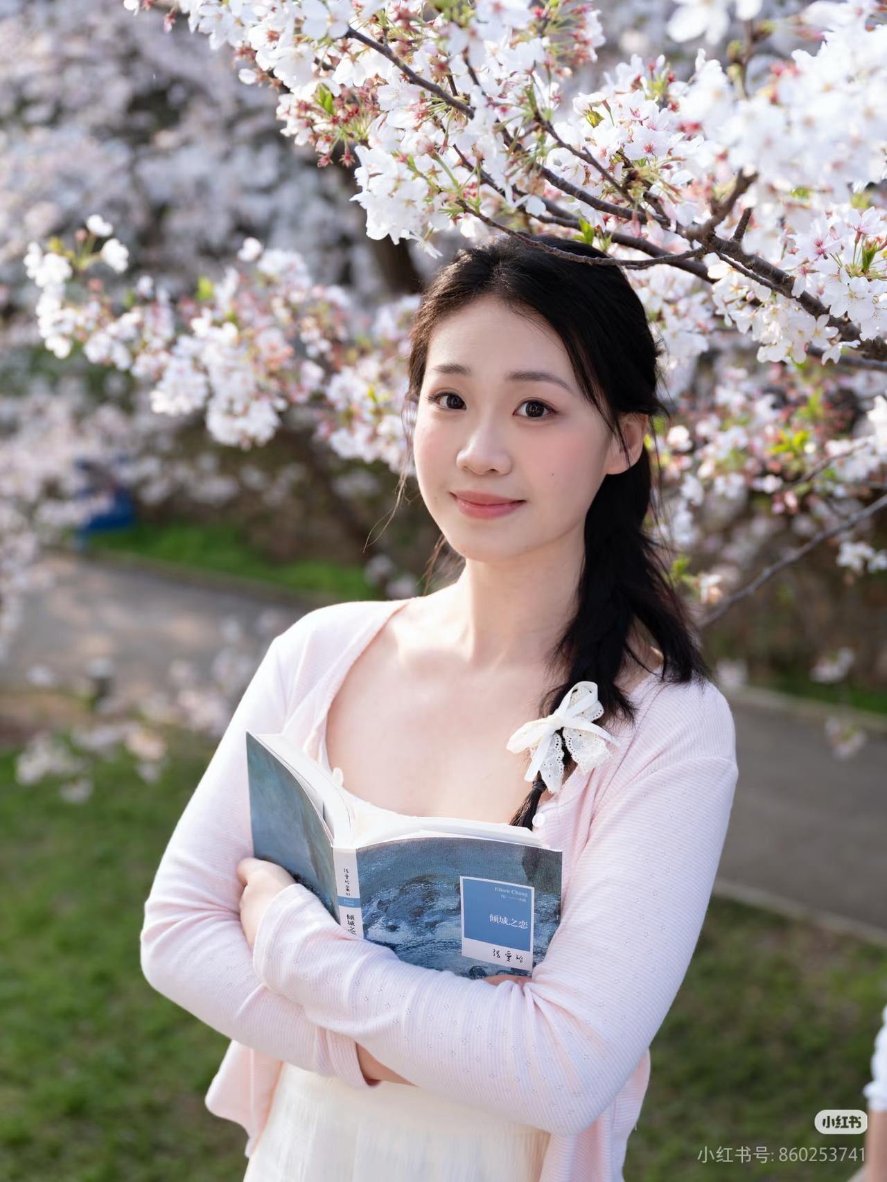 樱花树下，书香女孩，静享春日时光。