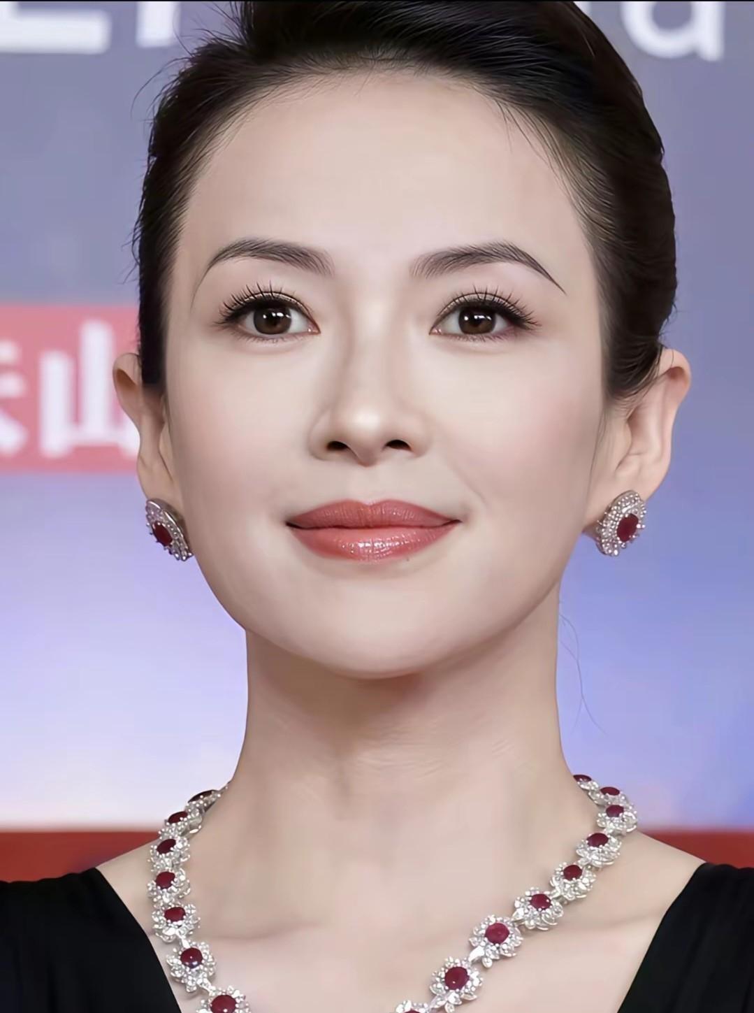 醒醒的脸，是一场精准的基因重组。
她继承了章子怡的杏眼，那条鼻梁的曲线几乎复刻。