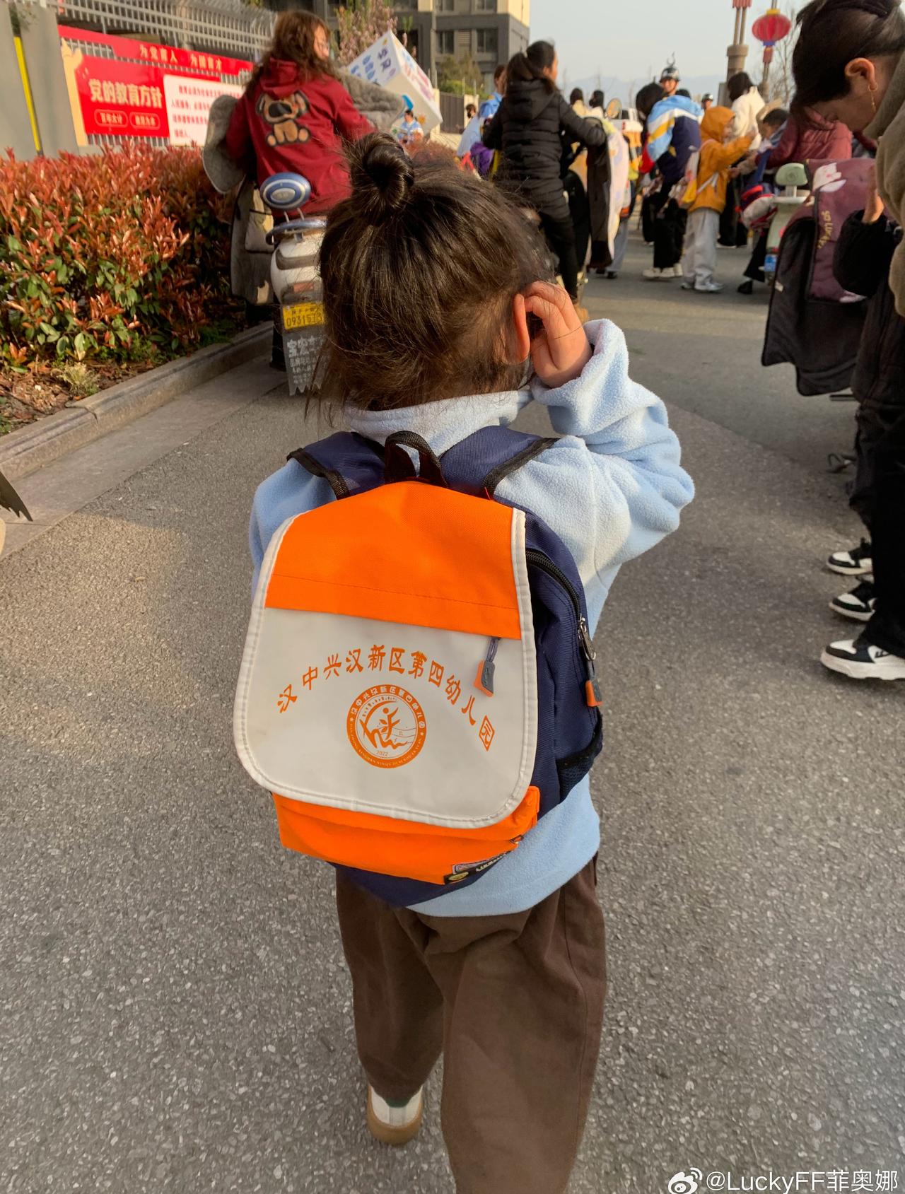 送了 今天还顺利
看了两集电视出门的
一到校门口有个同学一直喊她
又开心了 
女