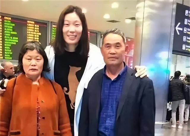 朱婷母亲杨雪兰，河南周口普通农民，身高1.79米，朴实厚道、深明大义。
 
这位