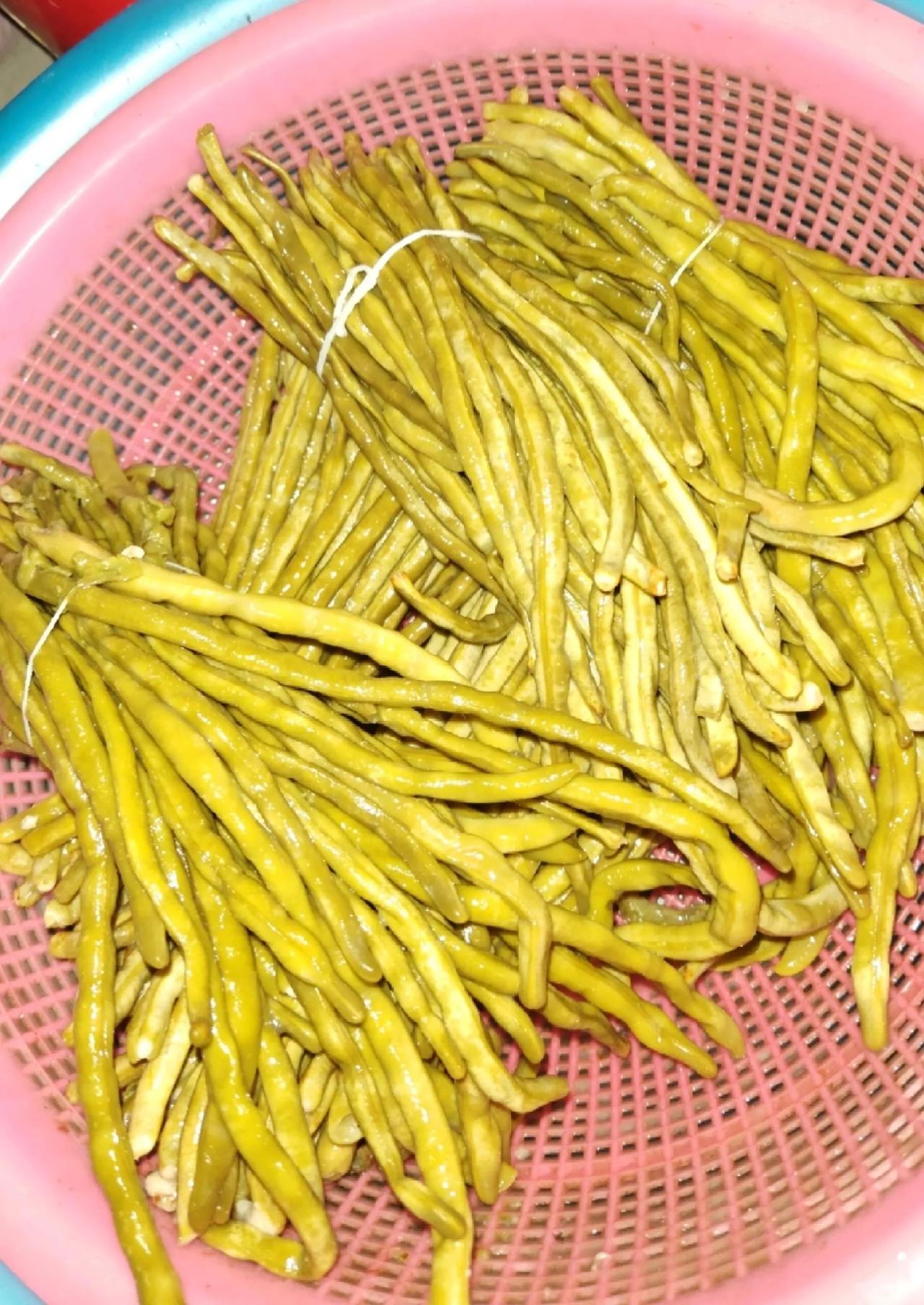 回一趟家就像进货
超市买的皮子又老又硬，实在是难吃，还是家里的好吃，镇上人家手工