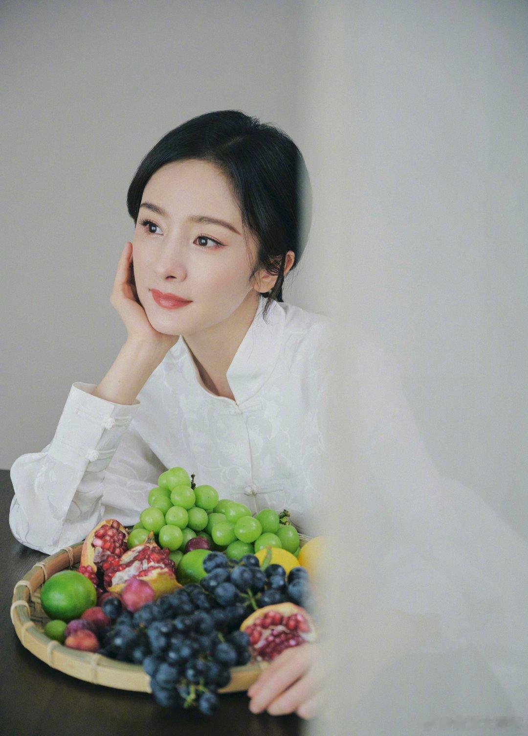 杨幂真的什么造型都能驾驭#杨幂国风白衫##杨幂手捧麦穗# ​​​