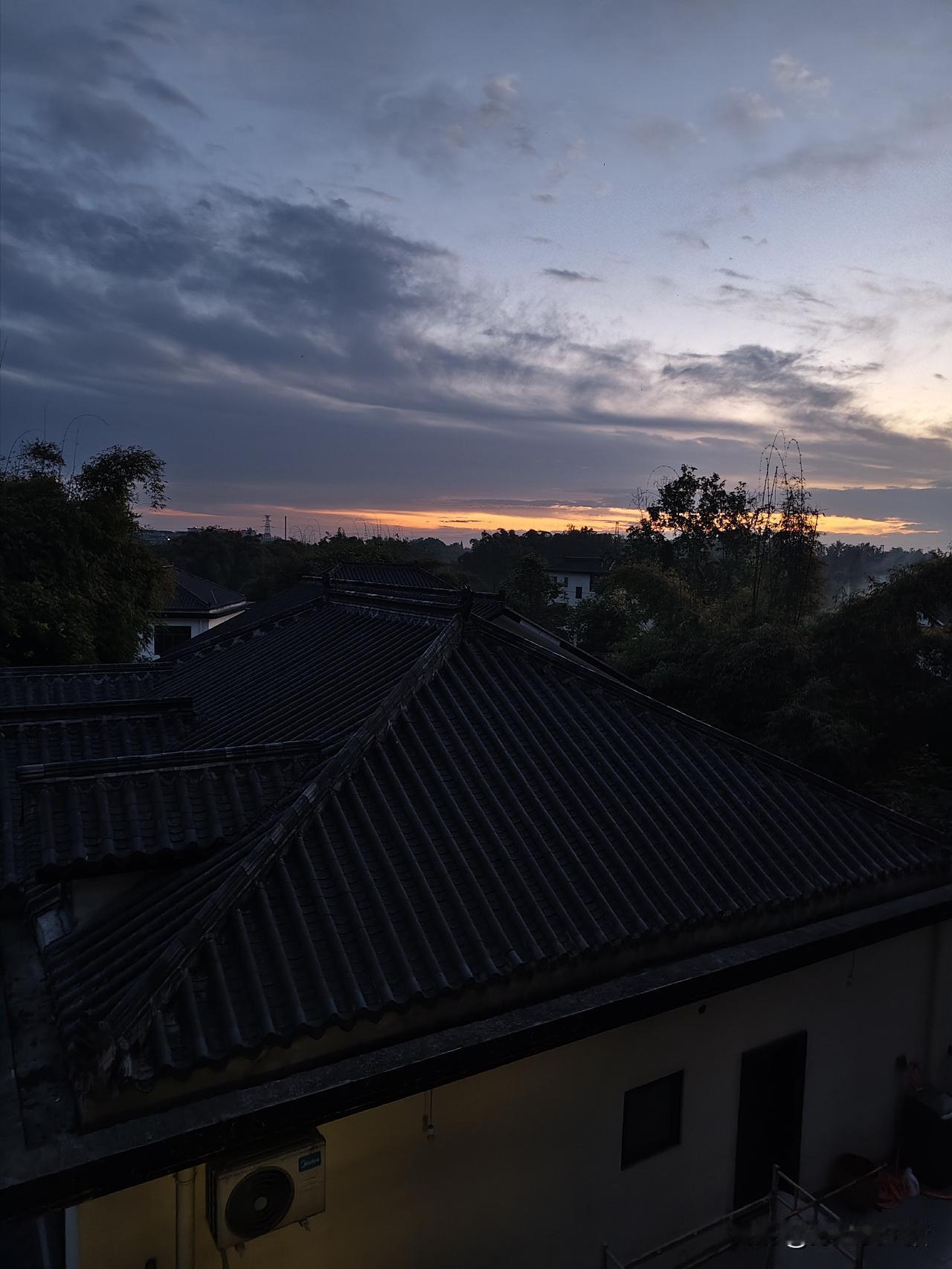 回到成都，我又和姐姐开启了购物、吃小吃的模式。
昨天一觉睡到自然醒，拉开窗帘，便