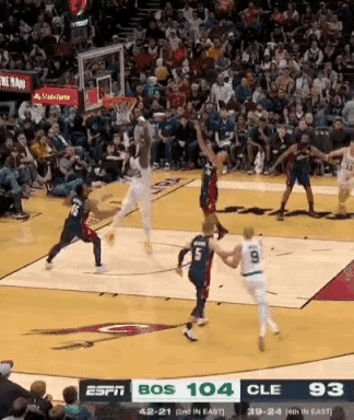 可以说哈登软打不了硬仗，但却没有人能够忽视哈登的视野:
这一球哈登从后场直接传到