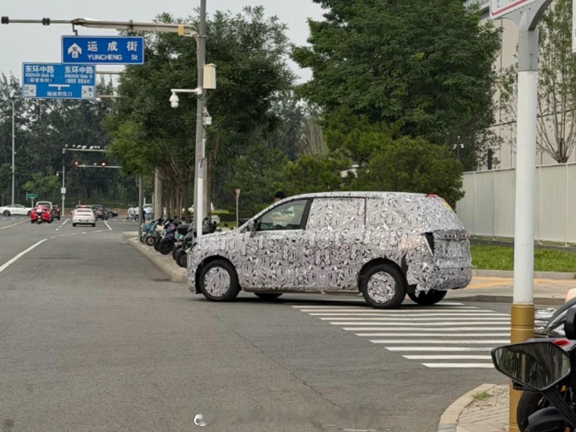 北汽的新车谍照图亮相看起来似乎是图2的北汽蓝谷有点早年间短轴捷龙的味道