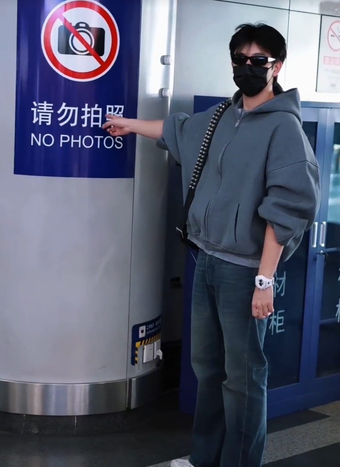 站姐跟拍陈飞宇，可能是把陈飞宇拍的受不了了，于是走到一个安检口禁止拍照的牌子前面