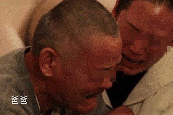 【姐弟俩在火车站等父亲，谁料他一直没出现，27年后姐姐得知真相当场泪崩】2019