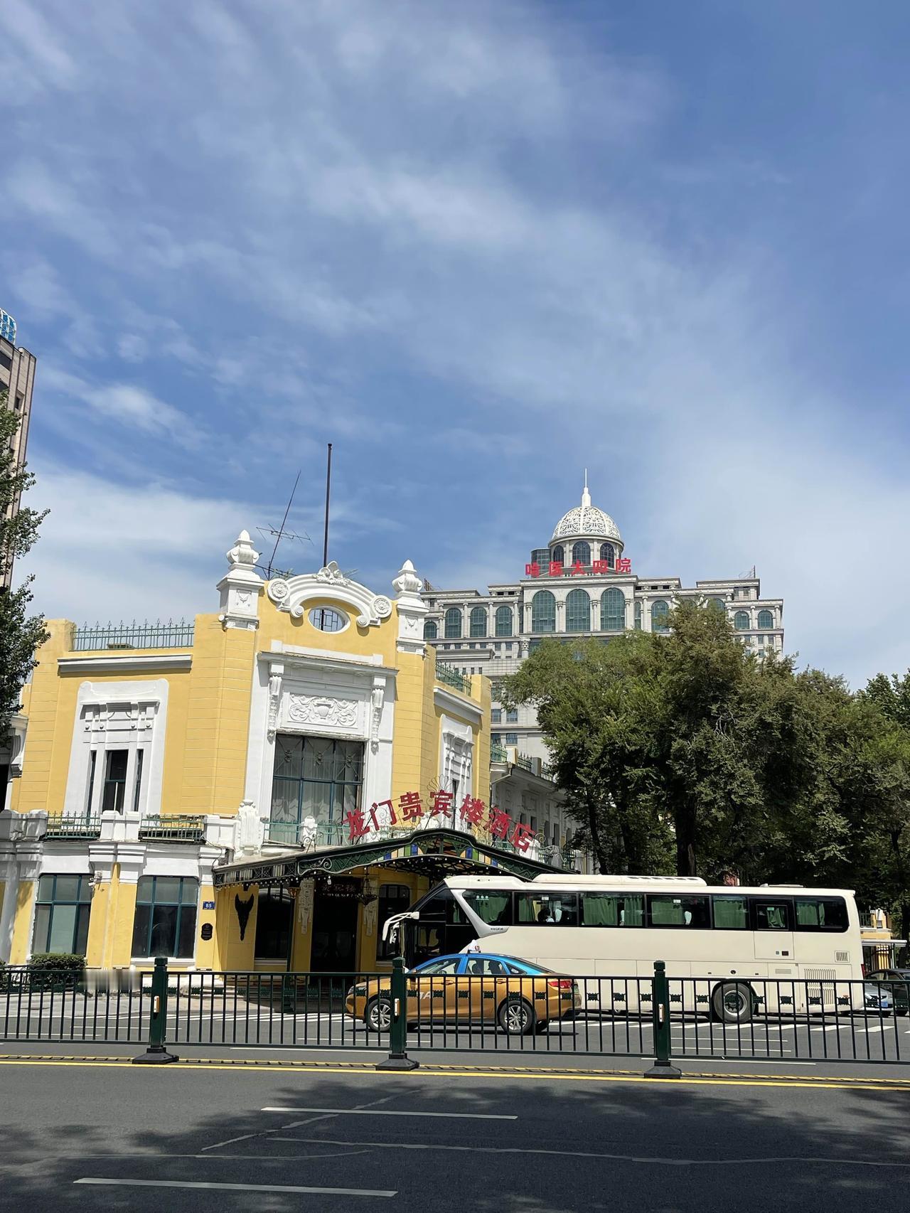 哈尔滨篇二
清末时期，沙俄修建中东铁路，遗留下了一些俄式风格的建筑。
图三，被称