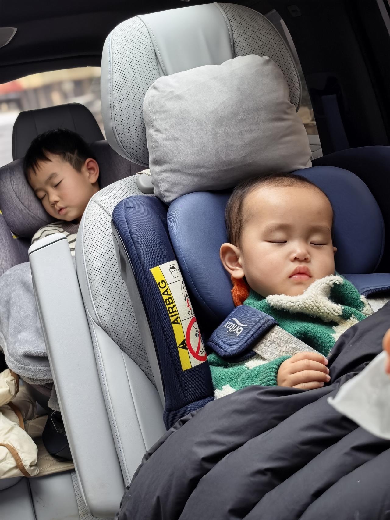 两个小朋友都养成了坐安全座椅的习惯，开车还是要轻松很多，妈妈在后面照顾也方便很多