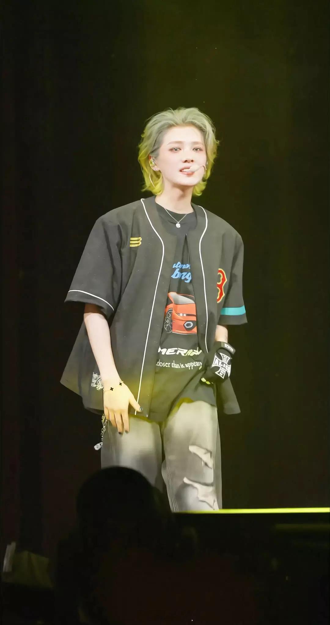 鹿晗演唱会舞台生图🆚精修！！状态如何？回春否？鹿晗演唱会 ​​​