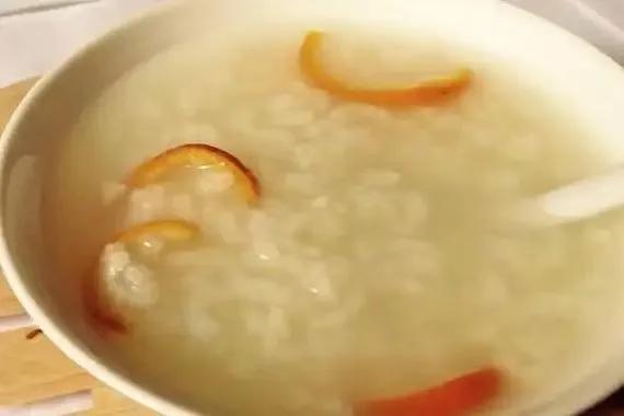 常吃陈皮山药粥可健脾养胃！

食材：陈皮10g，山药干60g。
把陈皮山药研成粉