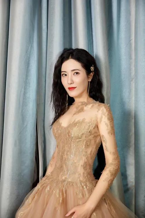 2025年3月，粉丝发现赠予曾黎的定制徽章被倒卖，工作室甩锅员工后，4月竟迫使粉