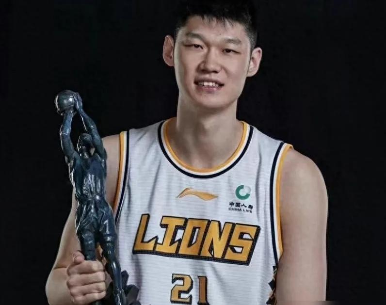 从篮板工兵到内线支柱！胡金秋完成华丽蜕变
 
胡金秋刚踏入CBA联赛时，并没有太