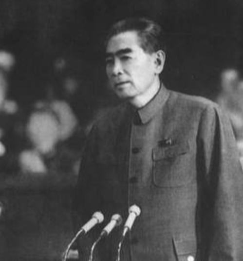 1952年，澳大利亚代表参加五一节观礼时，问了翻译一个问题：“为什么大家只喊毛主