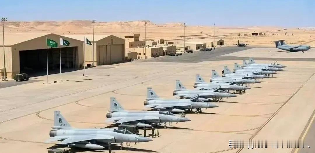 停在沙特东部空军基地的枭龙整装待命，挂载一流水平的格斗弹。