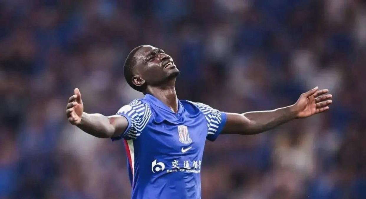 申花为何燕放弃阿苏埃而继续选择米内罗呢？球迷非常不理解！我们看到米内罗上轮又拉伤