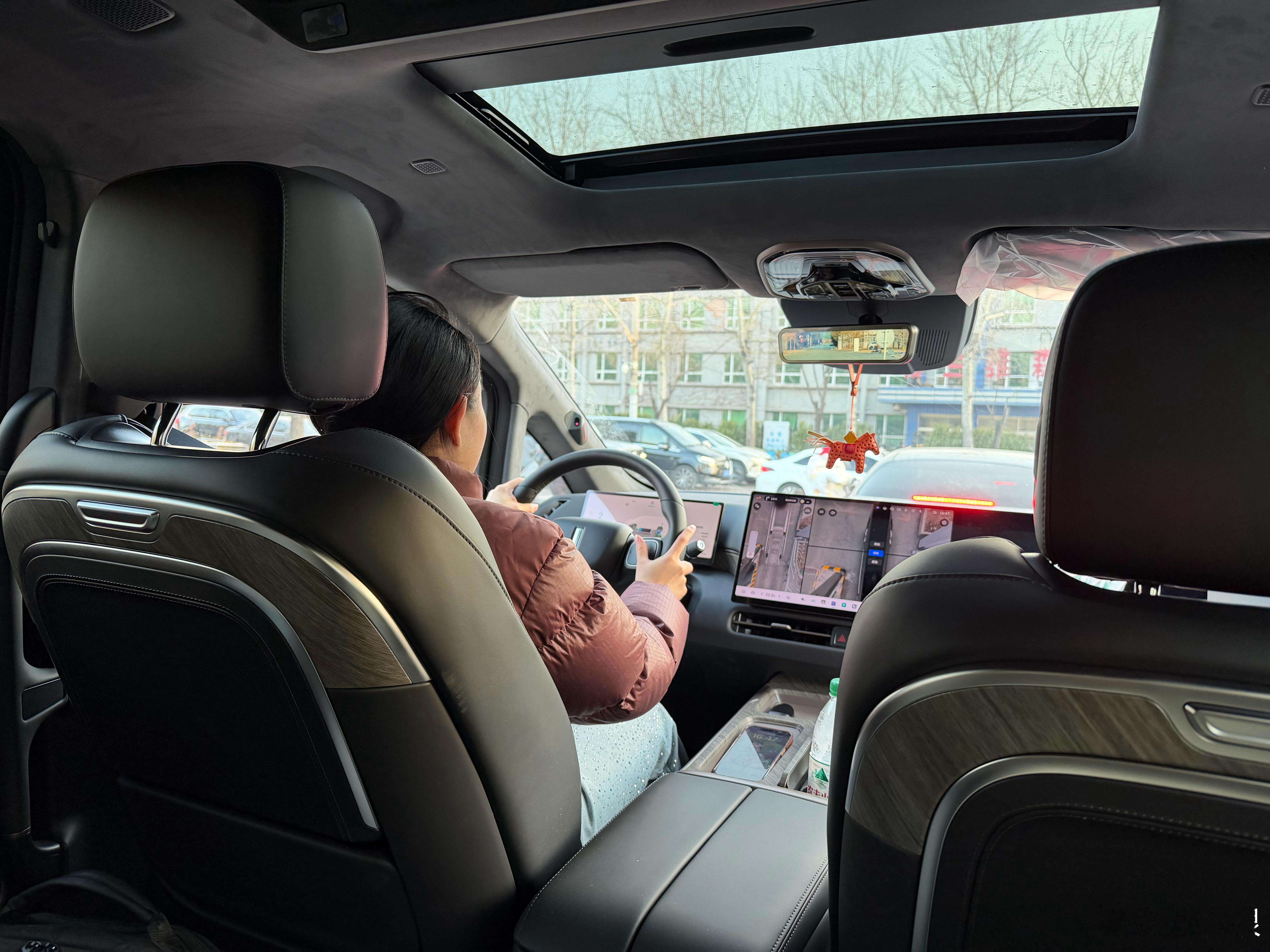 谁能想到当我带着新之肛出门，看到豪华大面包的时候那种救赎感。我再也不说零重力座椅