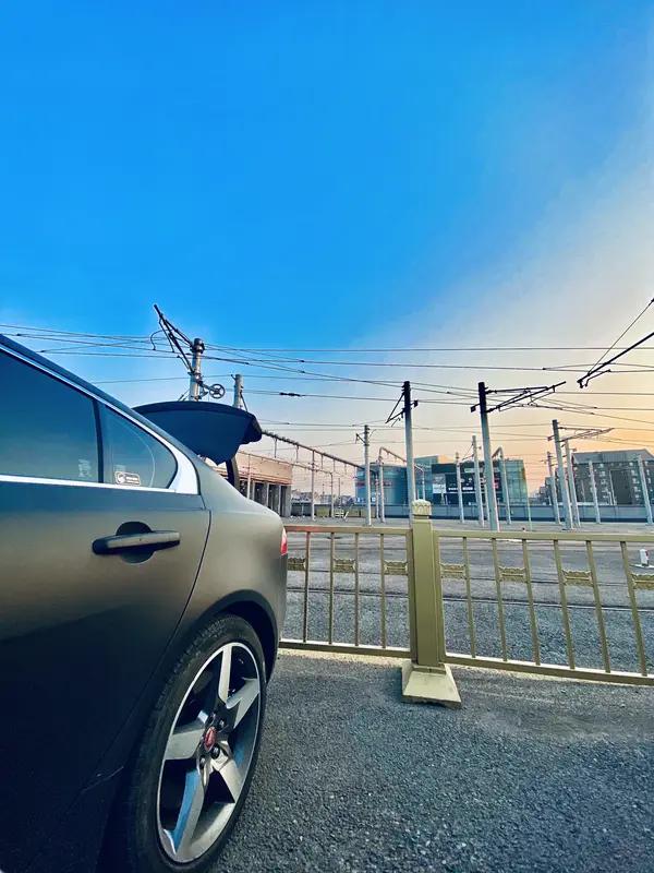 三月高端新能源车扎堆上新，这可太有看头了！这标志着市场竞争从价格战转向技术、性能