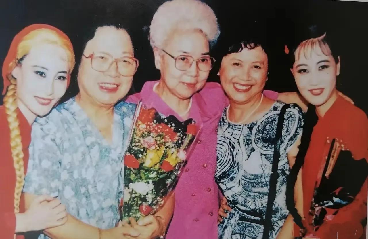 几位喜儿的合影
田华有这么高，发型也帮了忙
中间三位的白毛女最有名
芭蕾舞《白毛