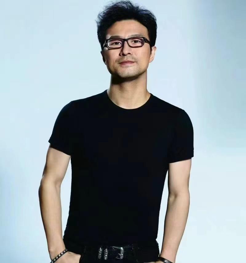 #汪峰发文否认与陈露结婚#


汪峰一发歌，内娱便会出大事，而这次汪峰终于自己上