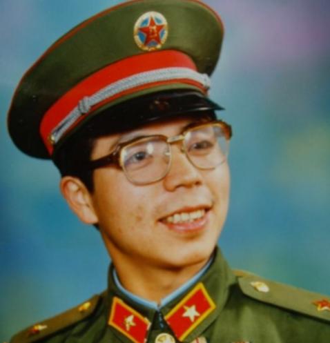 1984年老山战役期间，一名年仅22岁的解放军战士在作战期间不慎坠崖，大难不死后