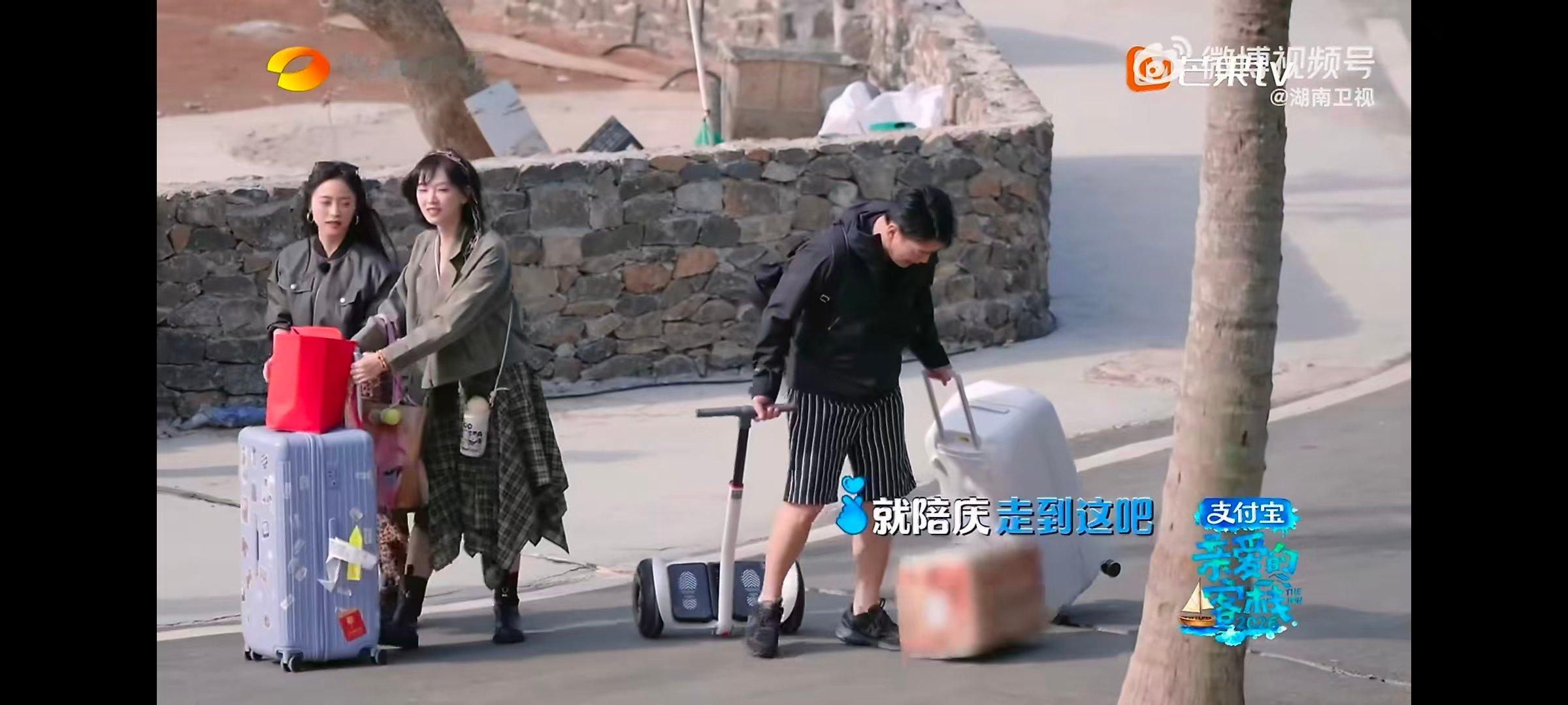 黄灿灿在每个综艺留下个笑点就跑了亲爱的客栈亲爱的客栈欢乐时刻，黄灿灿主动分担行李