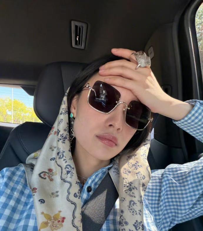 普通人考驾照，晒黑憔悴、穿搭随意，主打一个狼狈接地气。倪妮考驾照，硬生生更新成全