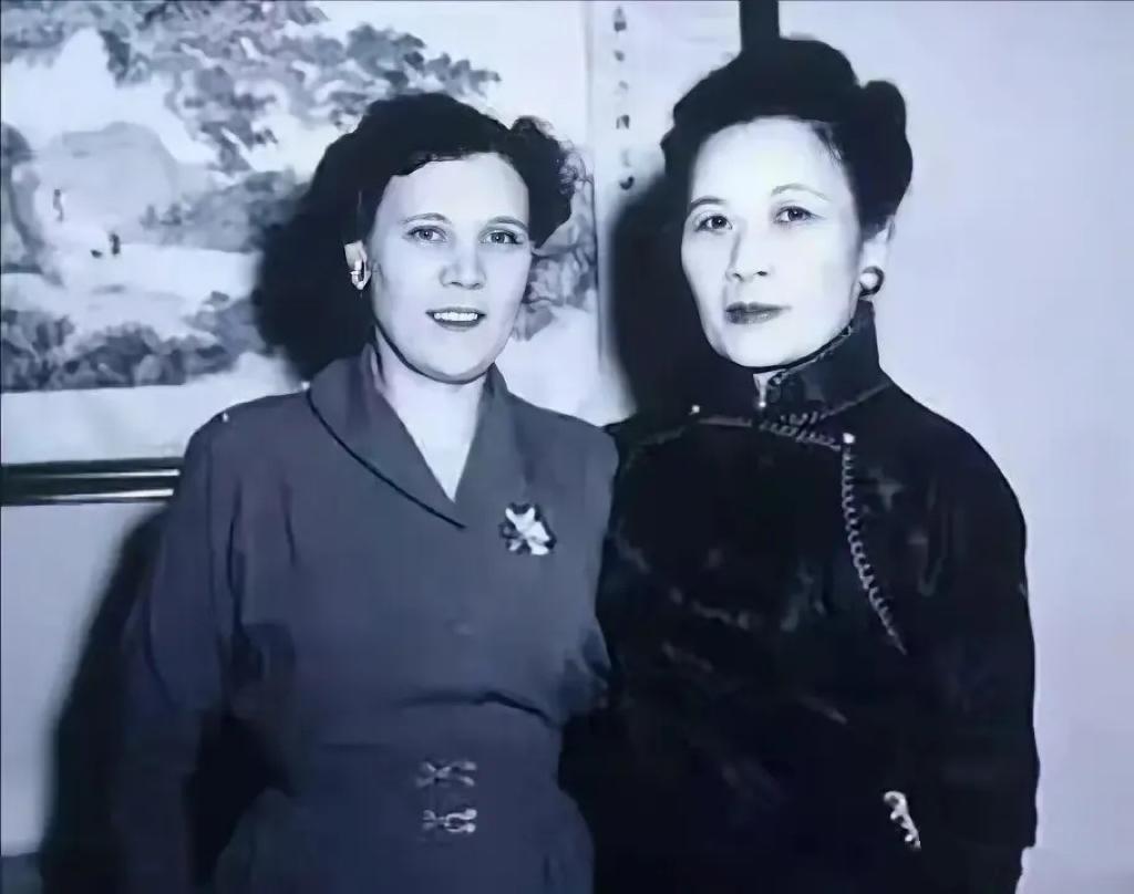 这是蒋方良和婆婆宋美龄的一张合影照片，宋美龄对这位来自外国媳妇十分的满意，蒋方良