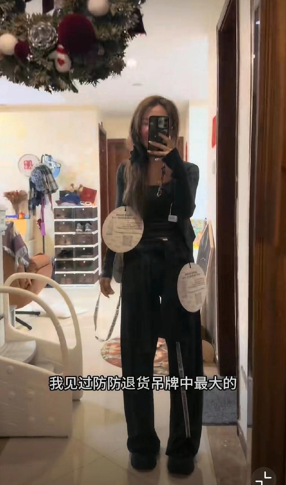 商家绞尽脑汁搞巨型吊牌防退货，有些女生欣然接受，有些女生照样挂着大吊牌穿出门。。