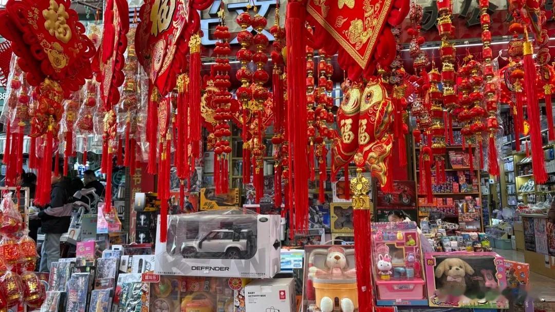 今天是腊月十七，越来越有年味儿了，大街小巷卖春联、年货的摊位都支棱起来了，好一派