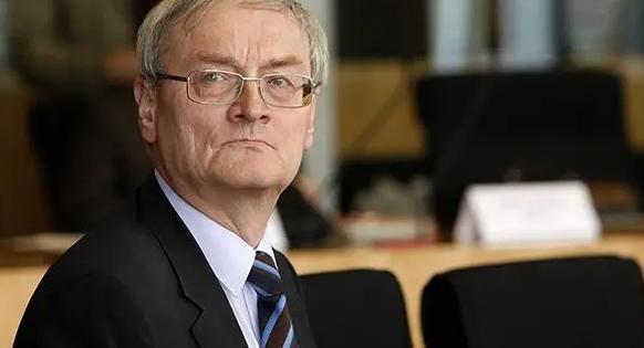 德国前情报局长被铐走那天，柏林才明白什么叫后院起火

10月6日清晨，德国西部小