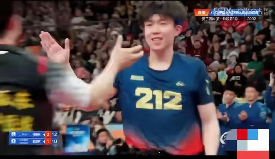 樊振东3比1胜王楚钦，有一个小细节，比赛结束后，大头笑容满面主动走向小胖，两人握