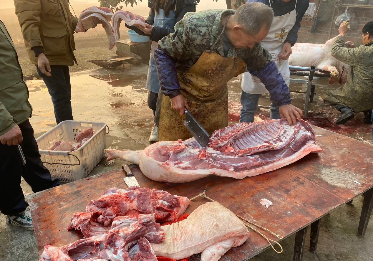 估计最破防的人就是呆呆的老爹了，

说好杀猪熏腊肉过年的，

结果毛都不剩，还得