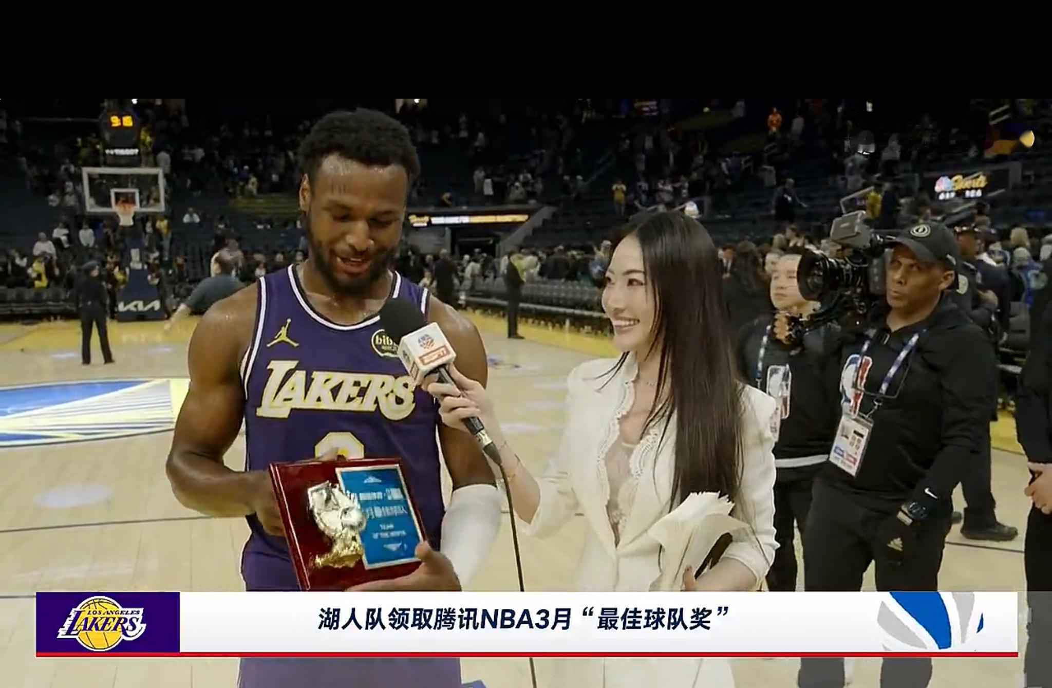 布朗尼代替全队领“腾讯最佳球队奖” 