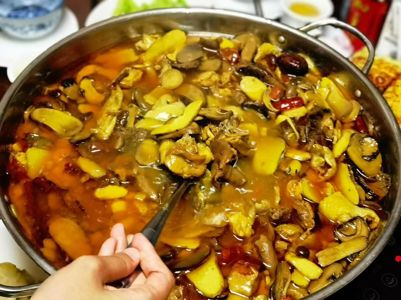云南野生菌火锅
云南美食 美食记