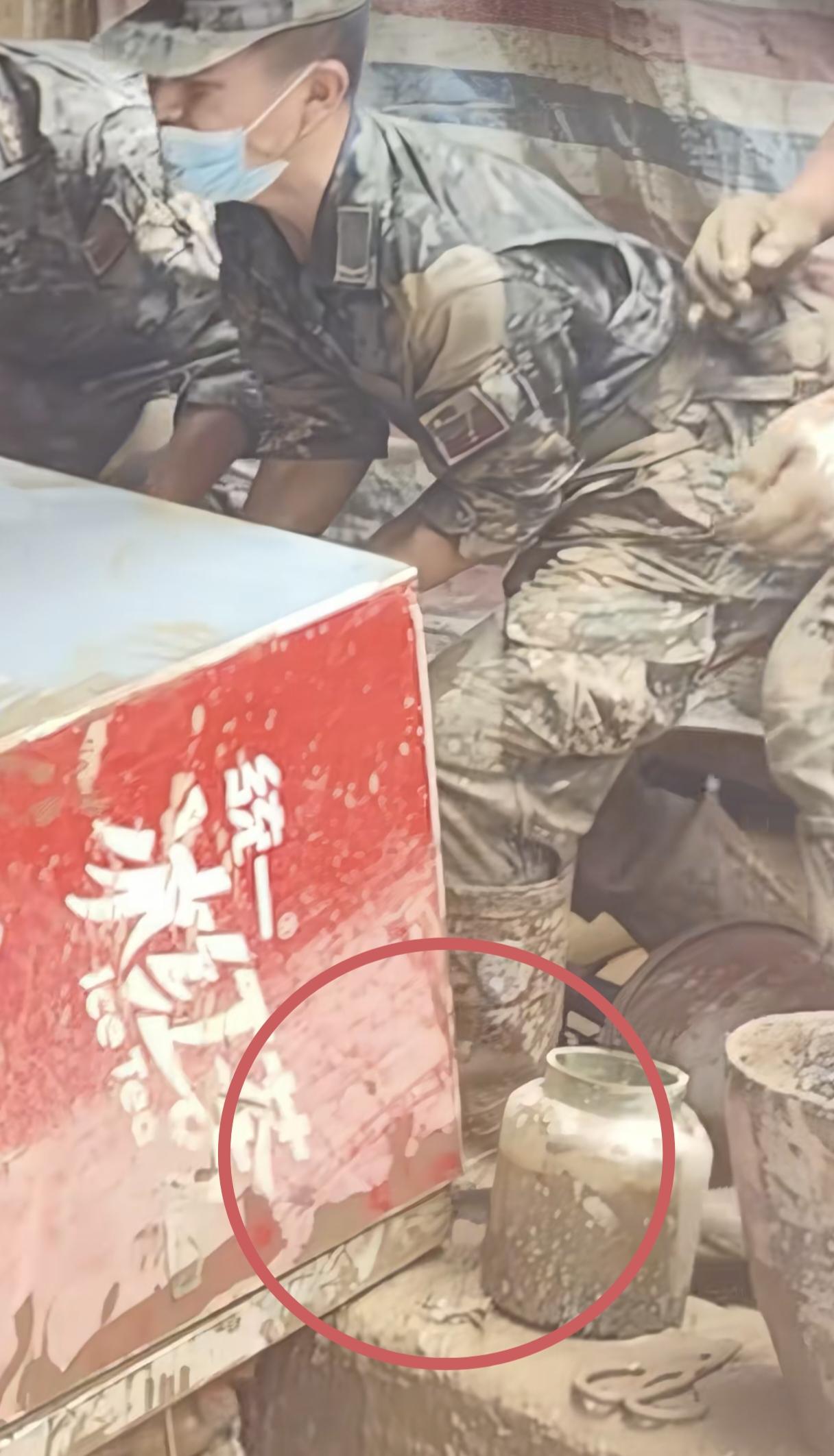 看着都疼！清淤现场，新兵的脚不小心被砸到了，采访时他却连声说：“没事没事。”话音