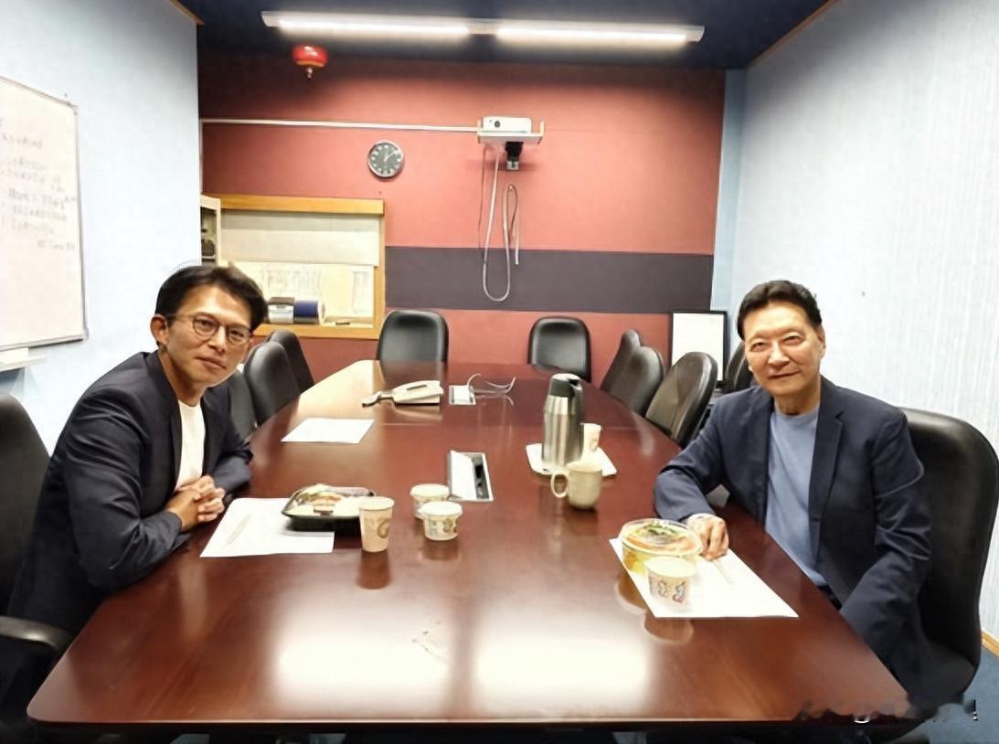 赵少康没当主席，却和黄国昌密谈两岸、选战、下架民进党，谈得比主席还深。一顿便当会