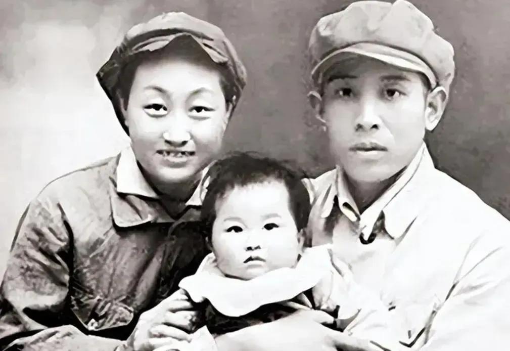 1938年，两位地下工作者“假戏真做”走进了婚姻的殿堂。不久后，妻子不幸牺牲，悲