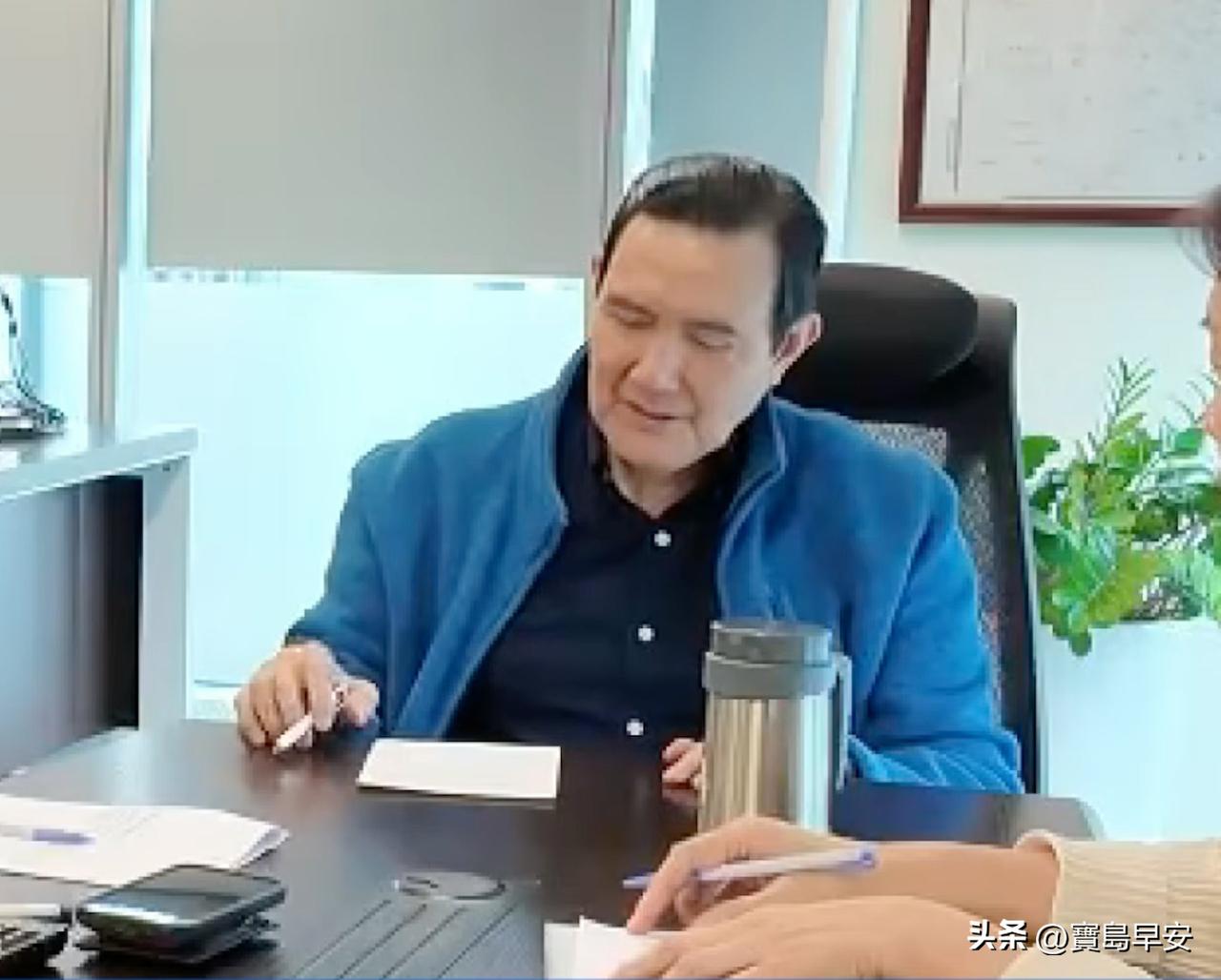 马英九一世英名被毁
今天晚上，马英九在心腹大将金小刀的陪同下，拍短视频驳斥妻子周