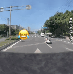 骑电动三轮车的女子也太自信了，她认为后面的车肯定会减速让她的，结果，后面的车子追