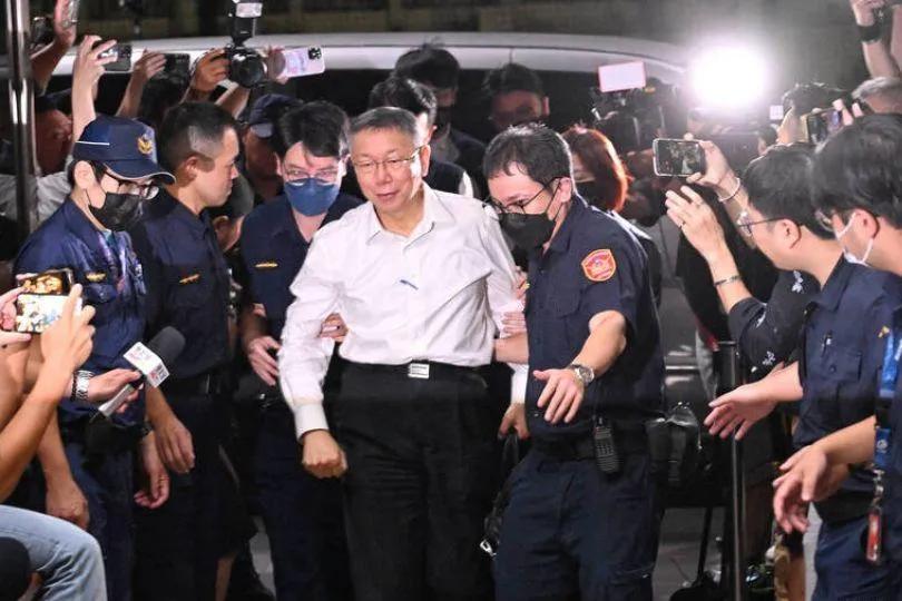 这位拒绝夜间侦讯，被当庭逮捕，台湾就像电视连续剧一幕，接着一幕