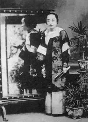 1900年，一伙德军闯入北京一家妓院，刚要侵犯一名女子，便听见女子用流利的德语说