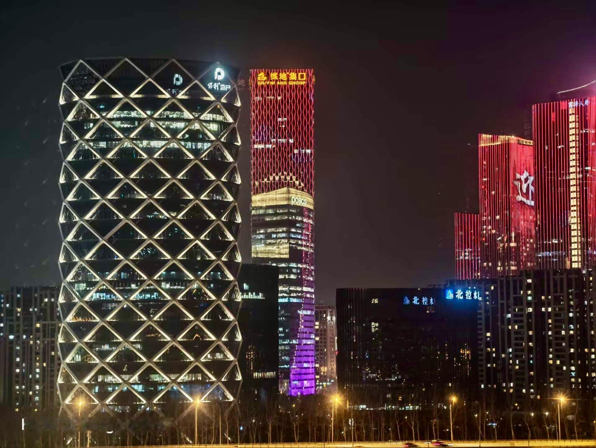 晚上到家，躺沙发上看对面夜景，突然想拍一张，荣耀Magic8 Pro这随手一拍都