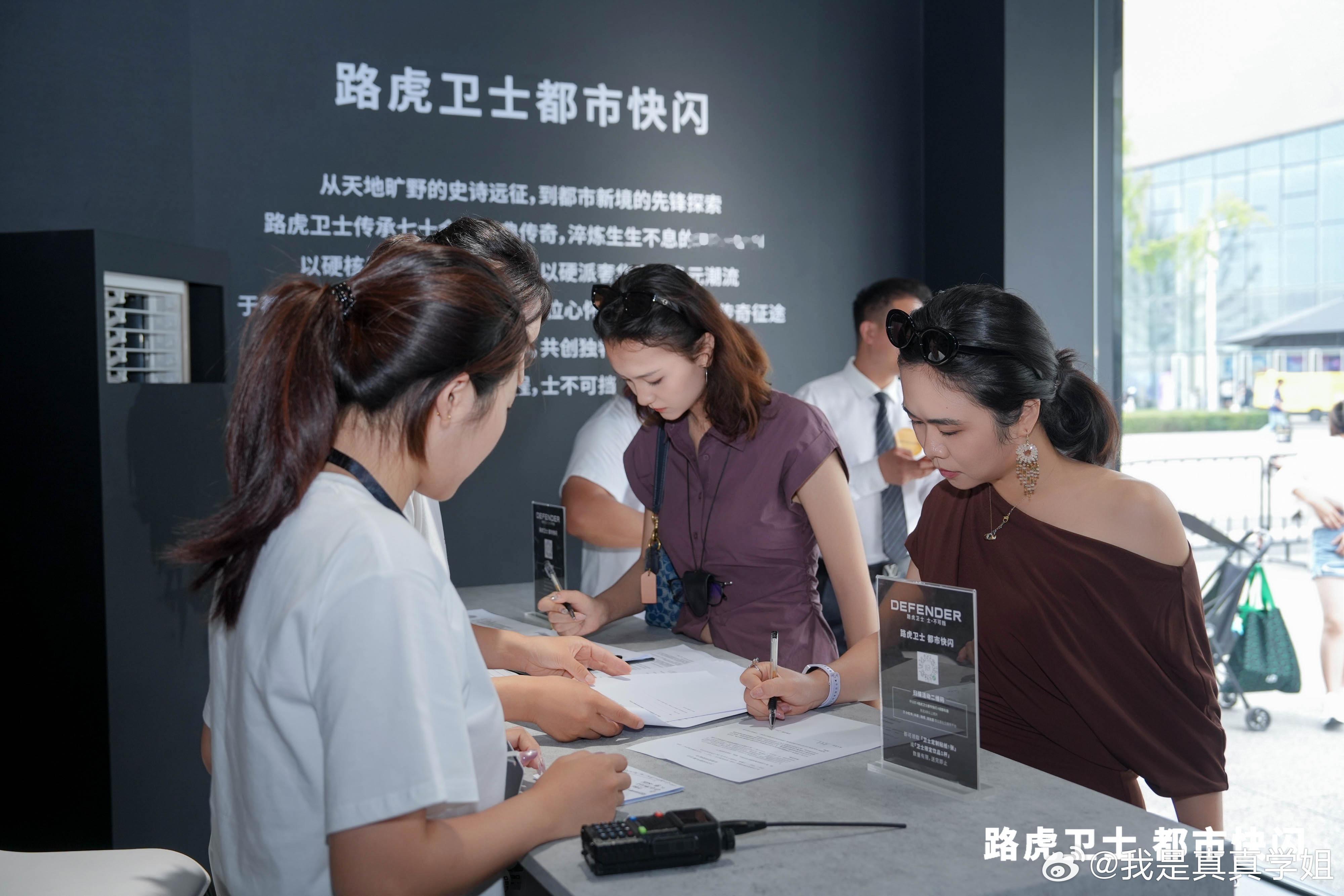 成都车展，在路虎玩儿嗨了～抽到了路虎卫士1:64的车模，还是隐藏款！！这个爱马仕