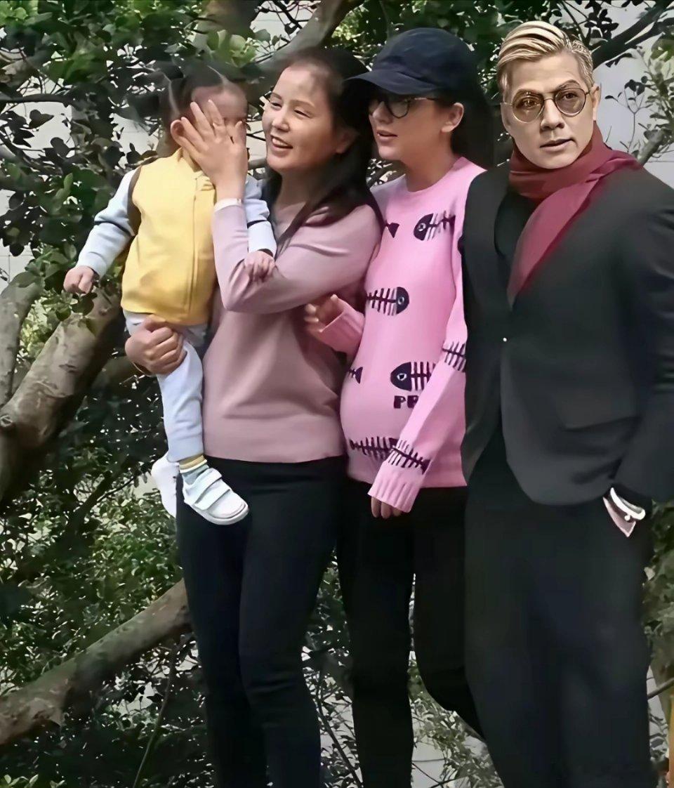 不得不说，明星和普通人的差距，全写在脸上了。郭富城和岳母的同框，把“同龄不同态”