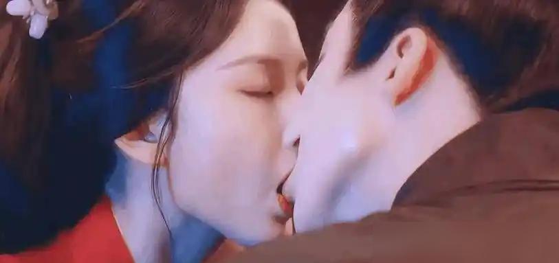 别再猜他们是不是假戏真做了。你看到的舌吻、扣住后颈的撕扯、急促的喘息——都是排练